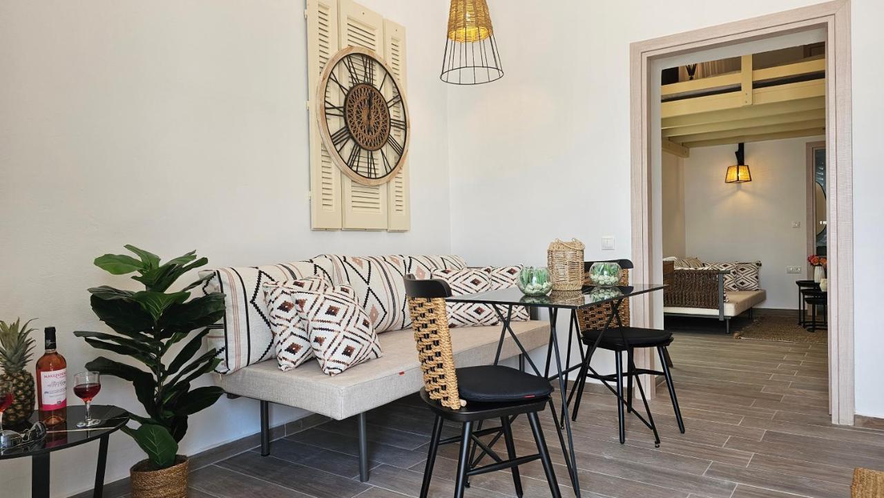 Plaka Philoxenia Apartments Bagian luar foto