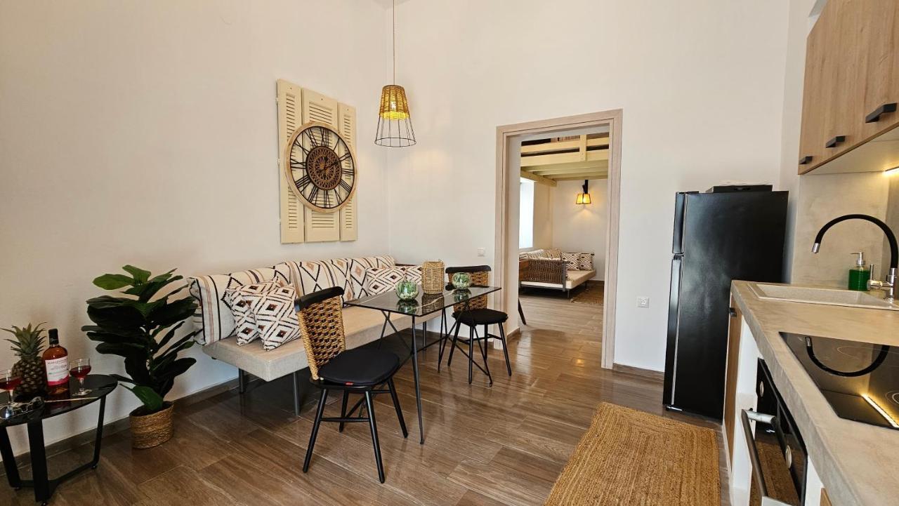 Plaka Philoxenia Apartments Bagian luar foto